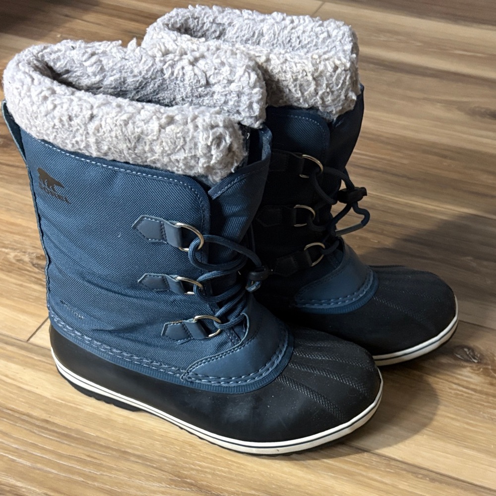 Sorel Kids Navy and Cream Faux-Fur Lined Winter Boots - warm and waterproof!
